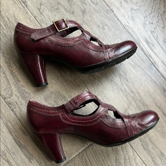 Clarks Burgundy Swirl Crossover Chunky High Heels Elegant and Versatile Sz 9.5 - Picture 3 of 13